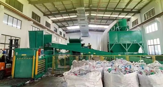闪鸟回收平台分捡中心厂房现场分捡场景
