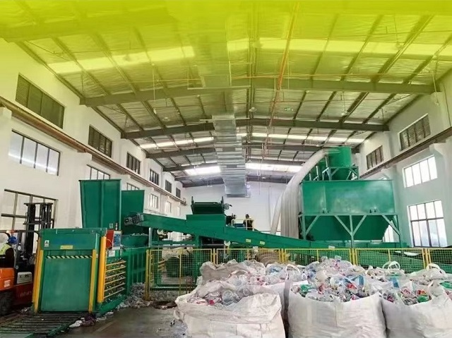 闪鸟回收分捡中心废品分捡现场